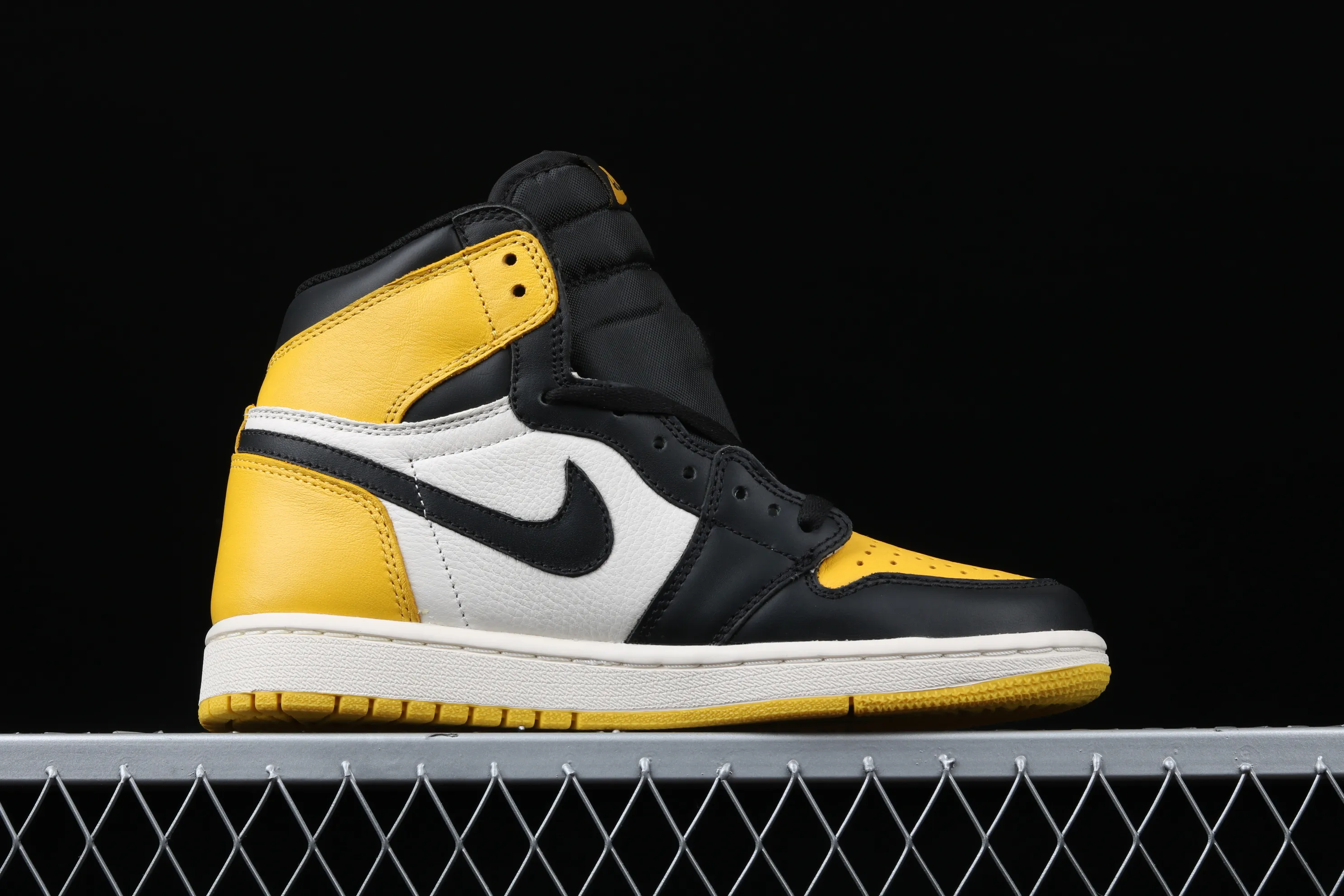 All categories Air Jordan Jordan series basketball shoes Air Jordan 1 High Air Jordan 1 Yellow Toe AJ1 OG black and yellow toe high-top basketball shoes AR1020-700